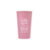 Copo rosa com textura pontilhada e mensagem Cuide bem de você para Outubro Rosa