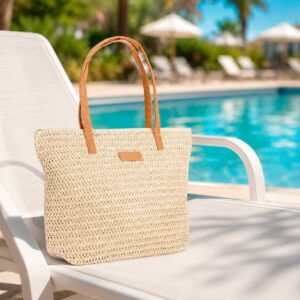 Bolsa de fibra trançada sobre uma cadeira ao lado da piscina
