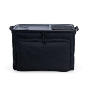 Vista frontal da bolsa térmica preta com tampa e bolso com zíper