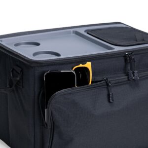 Detalhe do bolso frontal aberto da bolsa térmica com objetos guardados