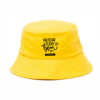 Bucket hat amarelo com mensagem preta e espaço indicado para logo