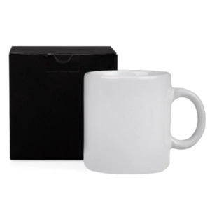Caneca branca de cerâmica ao lado de uma caixa preta
