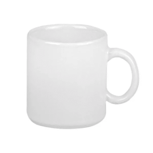 Caneca branca de cerâmica vista de frente, com a alça à direita