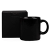 Caneca preta de cerâmica ao lado de uma caixa preta sobre fundo branco