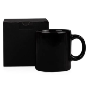 Caneca preta de cerâmica ao lado de uma caixa preta sobre fundo branco
