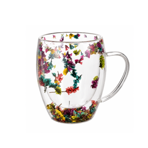 Xícara transparente com flores secas coloridas entre as camadas de vidro