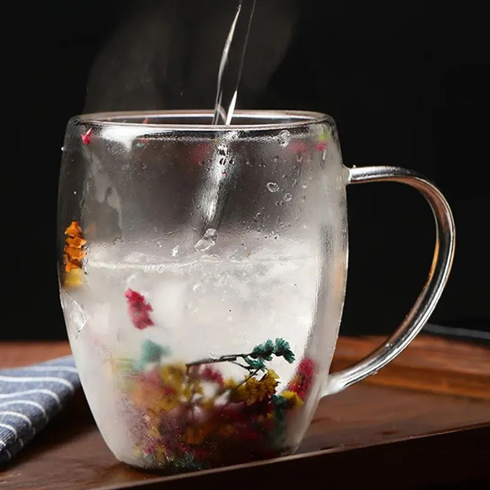 Foto-Caneca-Flor-Seca-CB-89372-Imagem-5.png Água sendo despejada em xícara de vidro com flores secas
