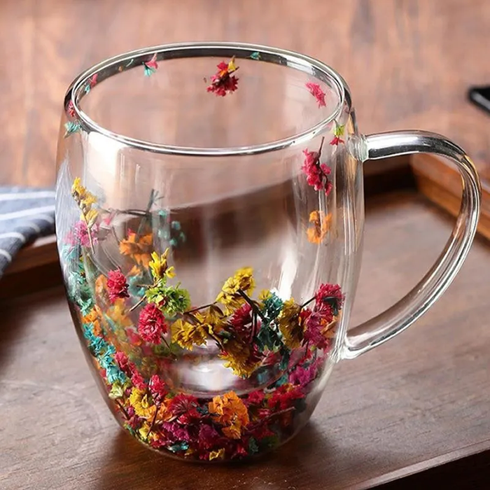 Foto-Caneca-Flor-Seca-CB-89372-Imagem-7.png Xícara vazia com flores secas visíveis na base e nas laterais