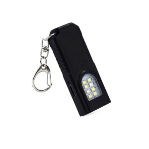 Chaveiro lanterna em posição vertical, com painel de LEDs, entrada USB-C e mosquetão