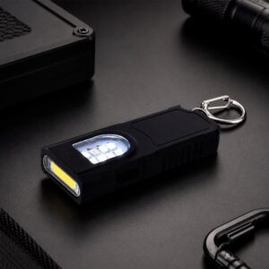Chaveiro lanterna com as luzes acesas sobre uma superfície escura