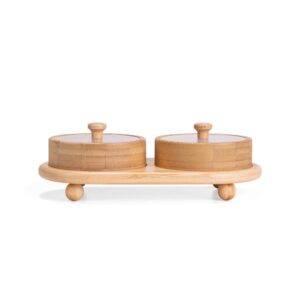 Dois potes com tampas transparentes acomodados no suporte de bambu