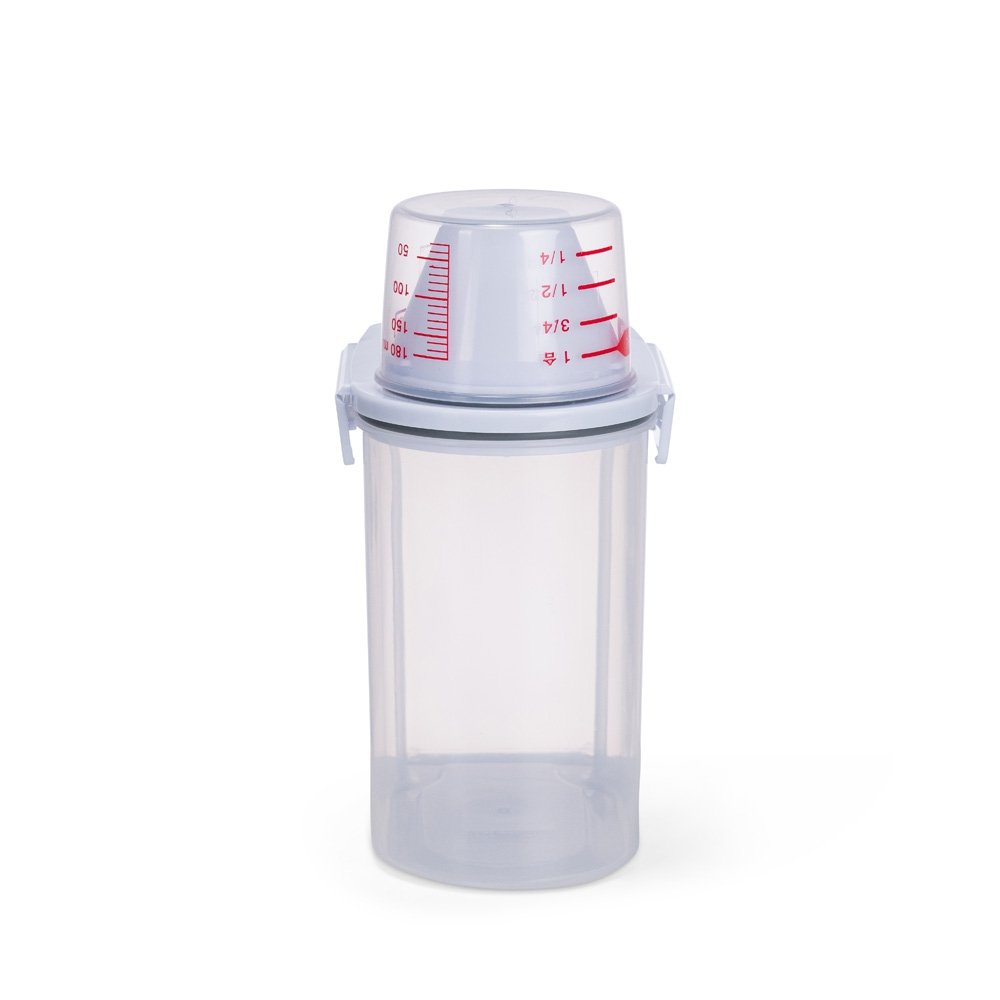 Foto-Dispenser-Multiuso-5L-CB-15444-Imagem-3.jpg Vista frontal do dispenser com copo graduado sobre a tampa