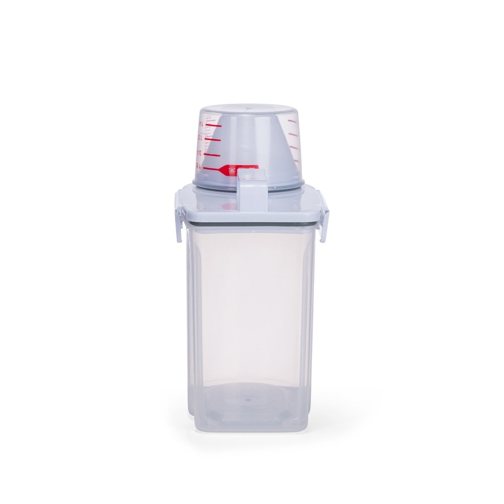 Foto-Dispenser-Multiuso-5L-CB-15444-Imagem-5.jpg Vista lateral do dispenser com copo graduado sobre a tampa