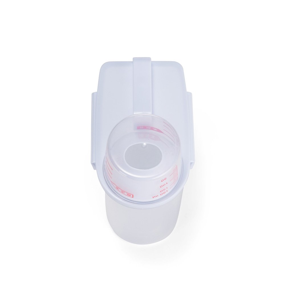 Foto-Dispenser-Multiuso-5L-CB-15444-Imagem-6.jpg Vista superior do dispenser e do copo graduado encaixado