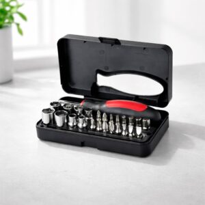 Kit de ferramentas aberto sobre uma superfície, com bits e soquetes alinhados