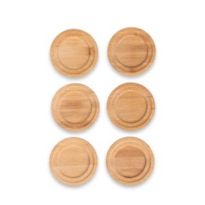 Seis porta-copos redondos de bambu vistos de cima, com as ranhuras voltadas para cima