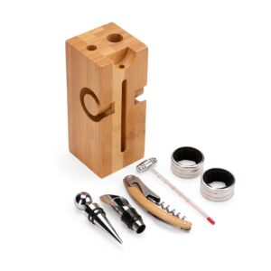 Acessórios do kit vinho dispostos ao lado do suporte de bambu