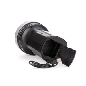 Lanterna aberta com cabo USB conectado ao compartimento