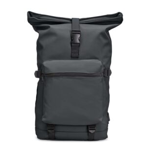 Mochila preta de couro sintético vista de frente, com fechamento superior e fivelas