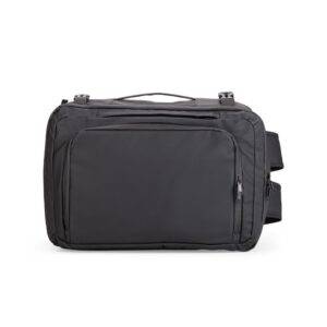 Mochila escura deitada, mostrando o compartimento frontal amplo