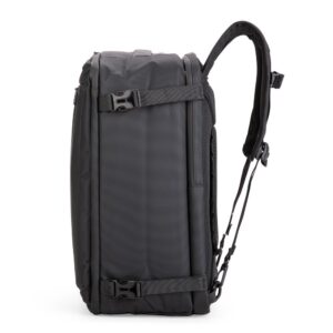 Lateral oposta da mochila com alças e faixas de compressão