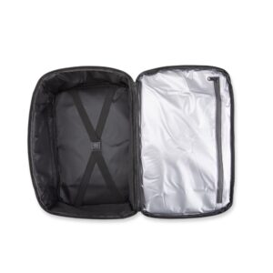 Mochila aberta ao meio com compartimentos internos expostos