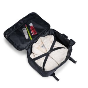Interior da mochila com roupas acomodadas pelas cintas internas