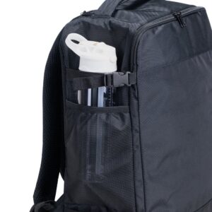 Detalhe do bolso lateral telado com uma garrafa