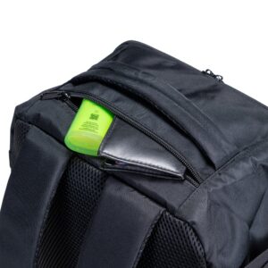 Detalhe do bolso próximo às costas com objetos guardados
