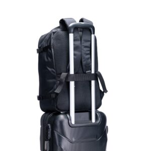 Mochila presa à alça retrátil de uma mala de viagem