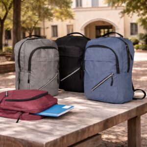 Mochilas em diferentes cores sobre uma mesa em ambiente externo
