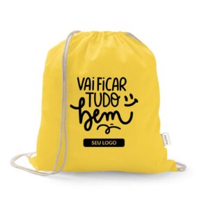 Sacola tipo mochila amarela com cordões claros e mensagem Vai ficar tudo bem