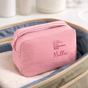 Nécessaire rosa personalizada dentro de uma bolsa aberta