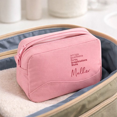 Foto-Necessaire-CB-92721-Image-Dia-da-Mulher-2.jpg Nécessaire rosa personalizada dentro de uma bolsa aberta
