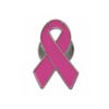 Pin metálico em formato de laço rosa, com contorno prateado, sobre fundo branco