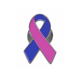 Pin em formato de laço com partes rosa e azul e contorno prateado