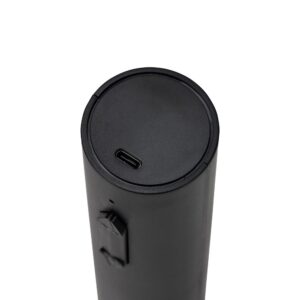 Detalhe superior do saca-rolhas com entrada USB-C para recarga